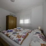 In With Terrace, Air Conditioning, Wi-fi, Dishwasher شقة