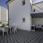 شقة In With Terrace, Air Conditioning, Wi-fi, Dishwasher لوبار