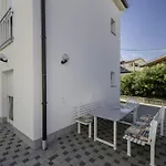 In With Terrace, Air Conditioning, Wi-fi, Dishwasher شقة